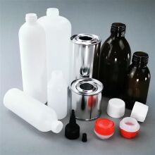 Blechdosen und Flaschen