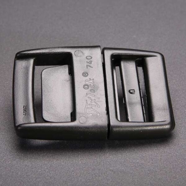 Mit dieser Fixlock 740 Steckschnalle von Fixlock können Sie zwei 40mm breite Flachbänder verbinden. Das besondere an der Steckschnalle ist das sie keine zwei seitliche Riegel besitzt sondern nur einen zentralen Hebel. Der Hebel ist gut in der Schnalle verborgen und trotzdem leicht zu bedienen. Eine Seite der Schnalle wird in das Band eingenäht, die andere Seite der Schnalle hat eine Schiebeschnalle in die das Band eingefädelt wird. In Verbindung mit einer weiteren Leiterschnalle kann auf das Einnähen verzichtet werden und das Band wird wie auf der anderen Seite einfach nur eingefädelt.
