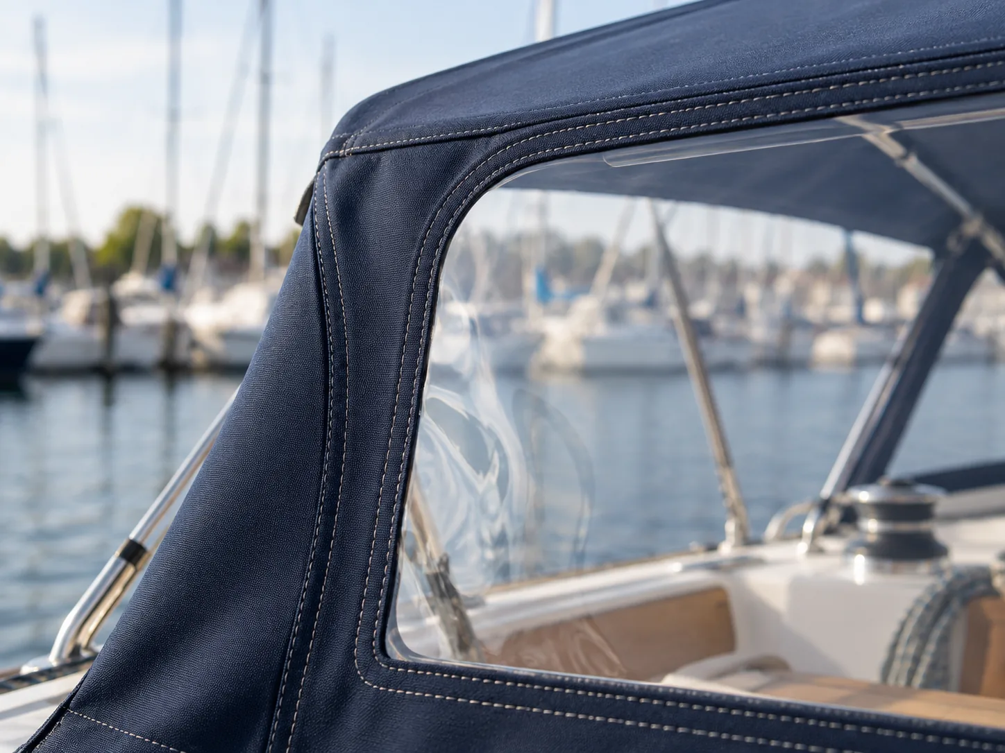Transparentes Bootsfenster mit vernähter Einfassung in einem marineblauen Verdeck