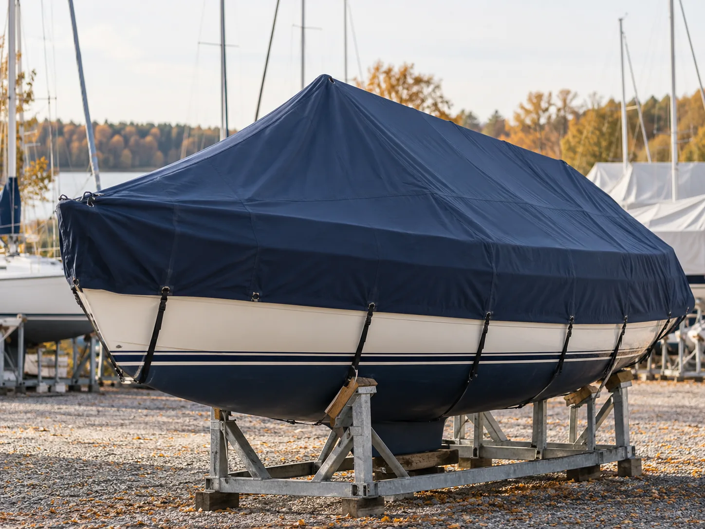 Boot an Land mit einer marineblauen Winterabdeckung und erhöhtem Wasserablauf